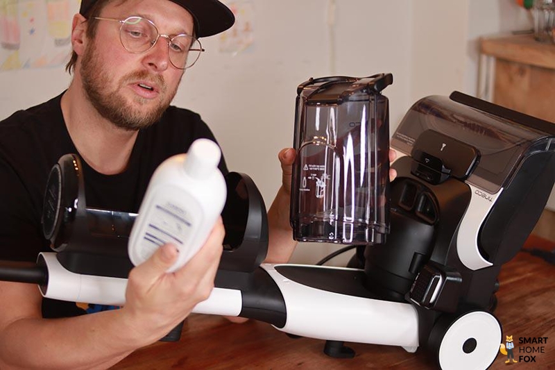 Beste Teppichreiniger Reinigungslösung einfüllen